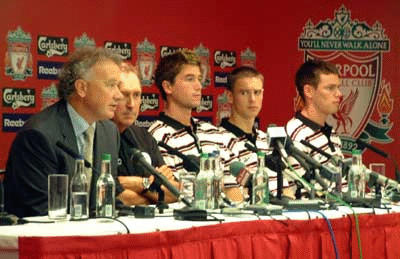 Rick Parry, Gerard Houllier, Harry Kewell, Anthony Le Tallec & Steve Finnan